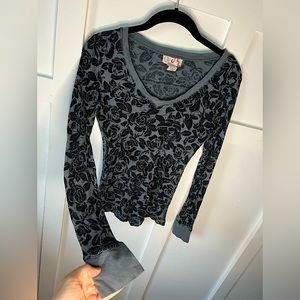 Women’s small Op grey thermal long sleeve v neck top with black rose print warm